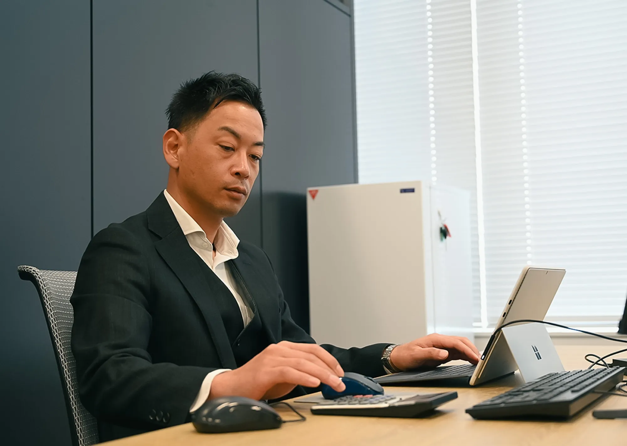 打ち合わせを行うスタッフと顧客