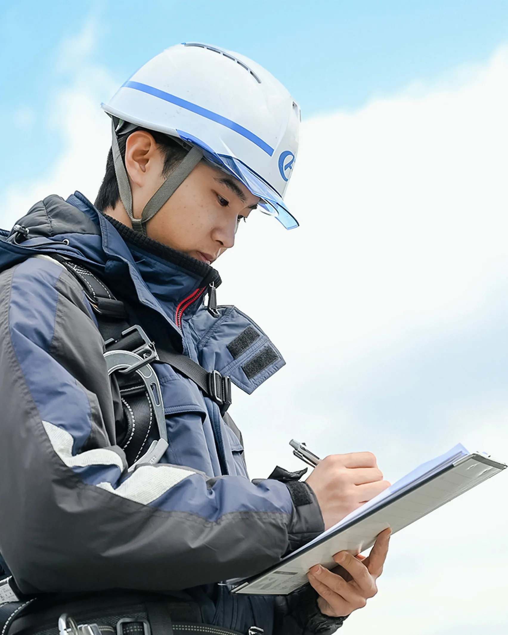 ヘルメットを被った女性社員